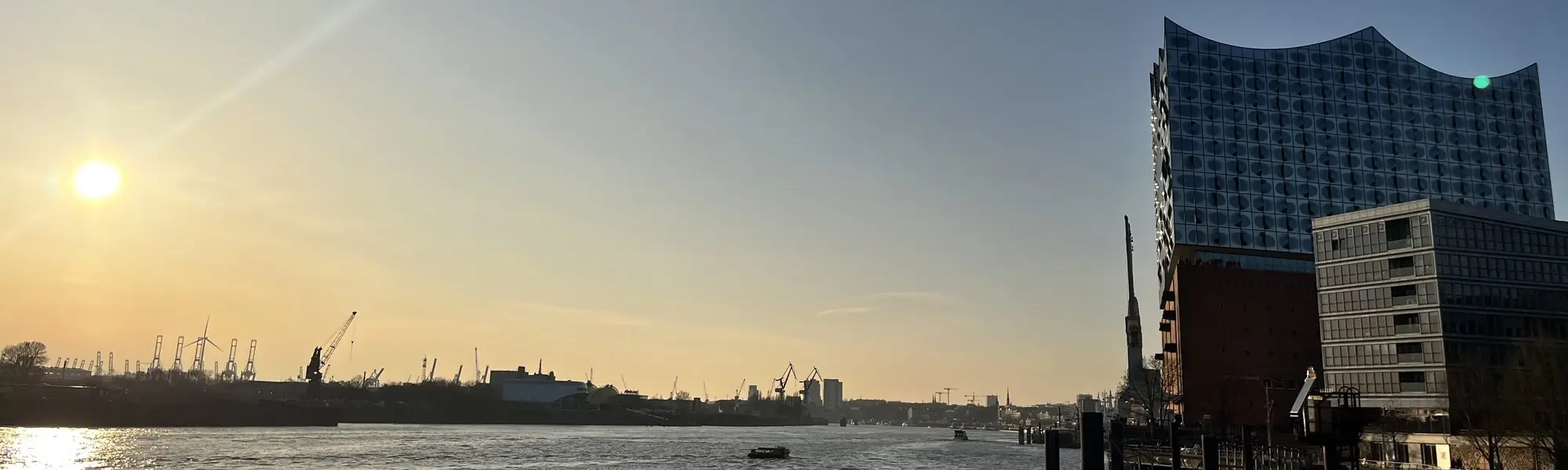 Hamburger Hafen mit Elbphilharmonie Hamburger Hafen mit Elbphilharmonie
